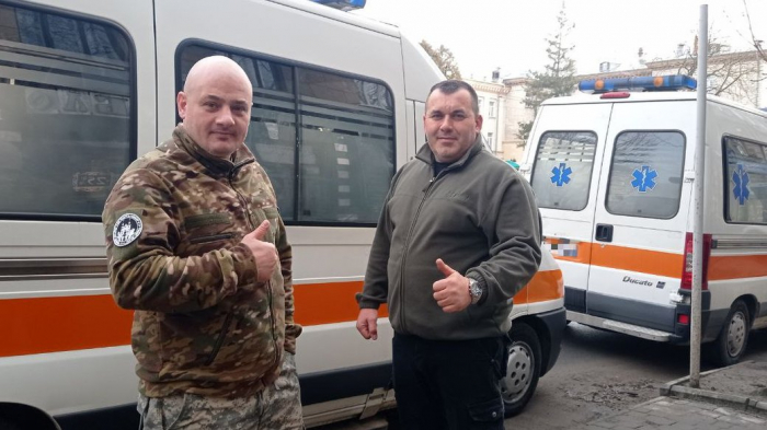 Волонтери з Тернополя та Закарпаття відправили на передову два автомобілі швидкої допомоги