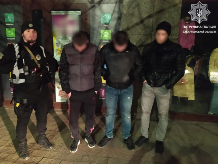 В Ужгороді затримали чоловіків, що мали при собі зброю, готівку та банківські картки різних осіб (ФОТО)