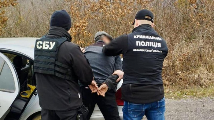 На Закарпатті затримали підозрюваного у збуті наркотиків. У нього вилучили зброю, набої та наркотики