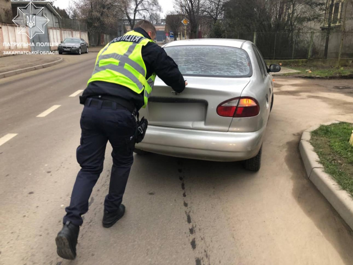 Ужгородські патрульні допомогли чоловікові відштовхати несправну автівку на узбіччя