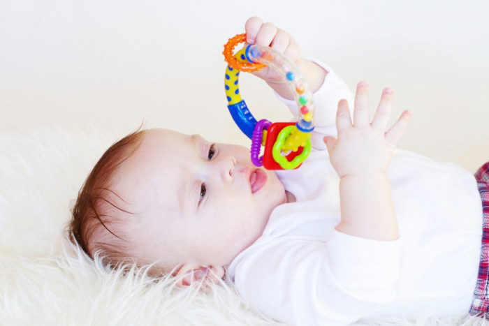 Как выбрать погремушку для младенца: рекомендации педиатров и опытных родителей