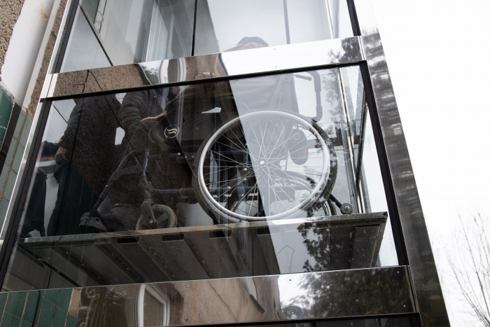 Ліфт для людей з інвалідністю встановили в Ужгородському терцентрі