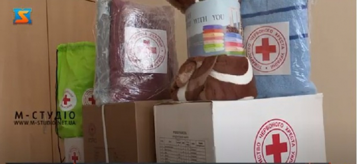 Переселенці, які зареєстровані на Закарпатті, отримують родинні пакунки 