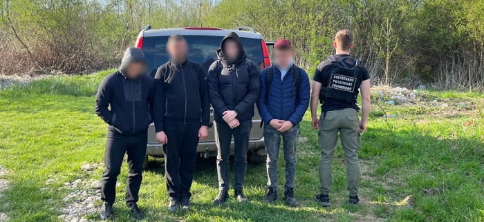 На Закарпатті троє місцевих мешканців намагалися переправити до Румунії 5 ухилянтів (ФОТО)