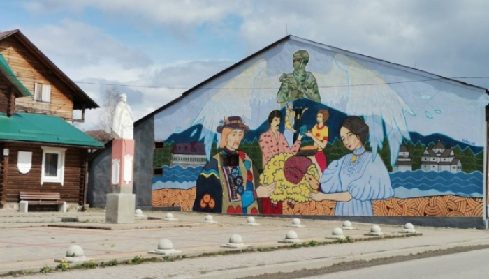 У центрі гуцульського гірського смт Ясіня відкрили перший у громаді мурал