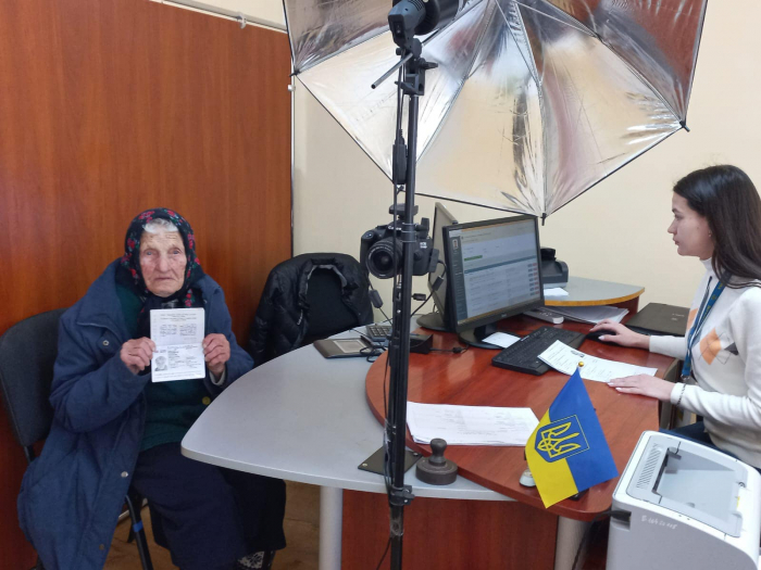 На Закарпатті 92-річна жінка отримала свій перший закордонний паспорт (ФОТО)