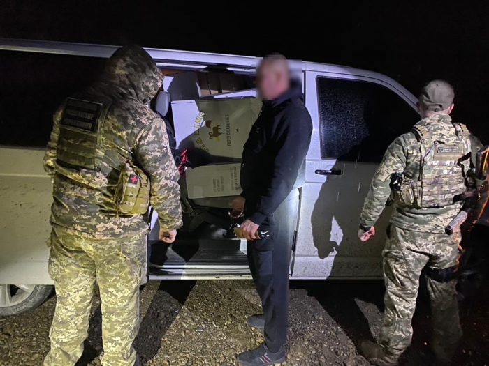 На Закарпатті водій "запакованого" сигаретами мікроавтобуса намагався втекти від прикордонників (ФОТО, ВІДЕО)