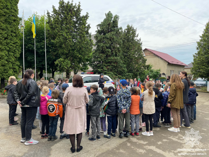 Патрульні завітали до мукачівських школярів, аби уберегти від небезпечних ситуацій на автодорогах краю