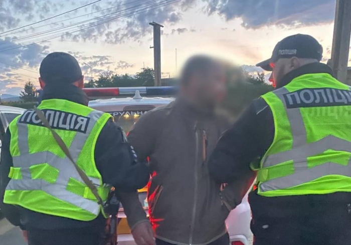 В Ужгороді взяли в кайданки п'яного водія, який здійснив наїзд на поліцейського (ФОТО)