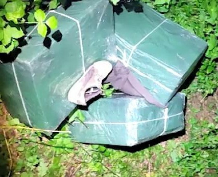 На Закарпатті контрабандисти втекли від прикордонників, загубивши цигарки і взуття (ФОТО, ВІДЕО)