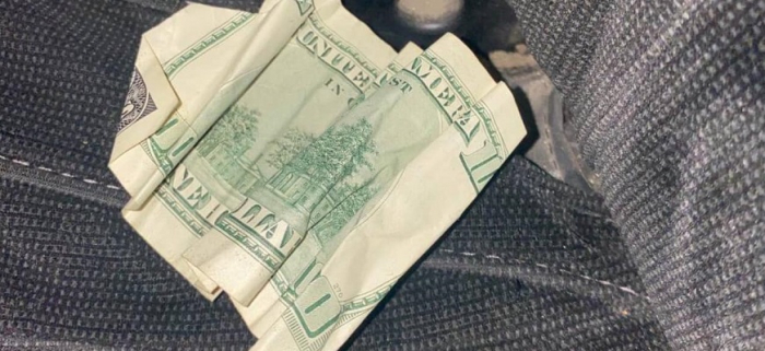 В Ужгороді пасажир кинув в авто патрульних 100 доларів, щоб ”відкупити” нетверезого водія (ФОТО)
