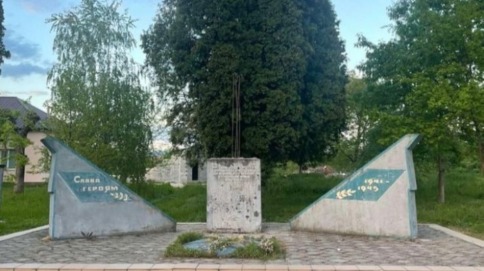 Пам'ятник радянському солдату демонтували у селі на Закарпатті
