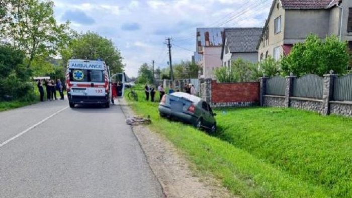 "Раптово змінив напрямок руху". На Закарпатті у ДТП загинув 44-річний велосипедист