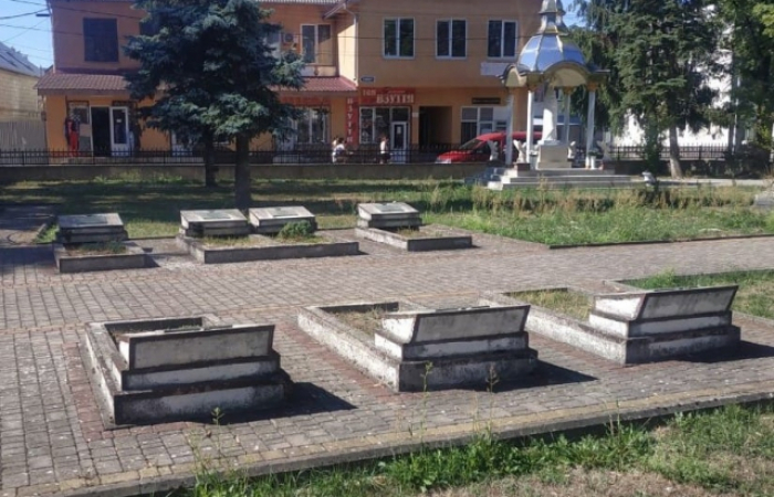 З центру закарпатського села Довге перенесуть поховання радянських солдатів