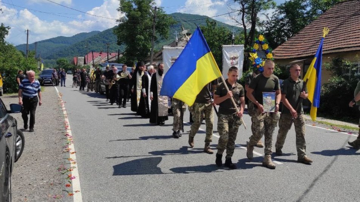 На Закарпатті попрощалися із полеглим на війні Михайлом Поповичем