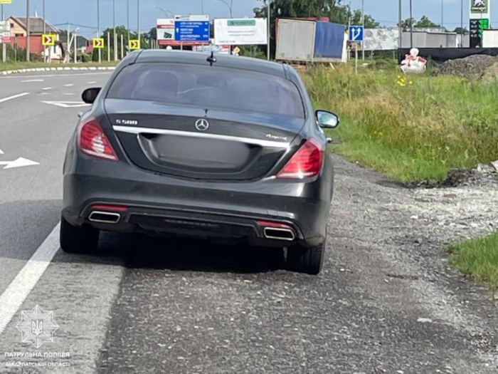 На Закарпатті виявили водійку та водія, котрі намагалися "відкупитися" від поліції хабарем (ФОТО)