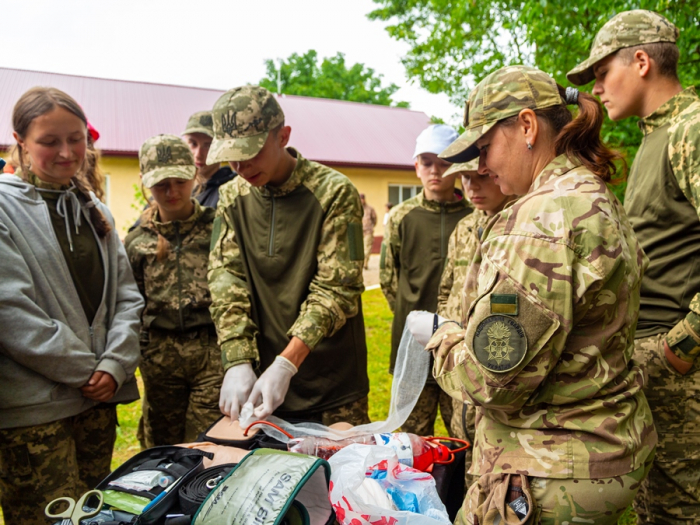 Гвардійці передають досвід учасникам молодіжної гри «Сокіл» («Джура»)