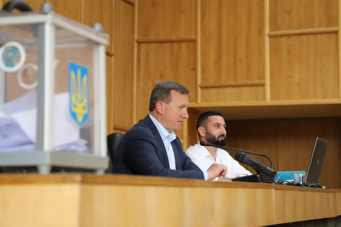 Ужгородські депутати підтримали дострокове припинення повноважень секретаря міськради Арсена Мелкумяна
