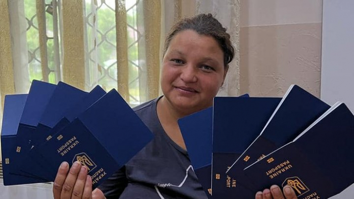 На Закарпатті багатодітна жінка отримала одночасно дев'ять закордонних паспортів