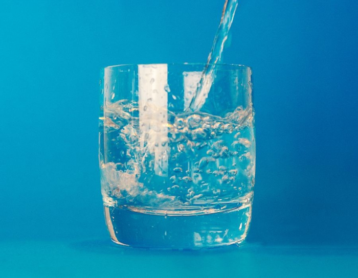 Чому важливо споживати чисту питну воду