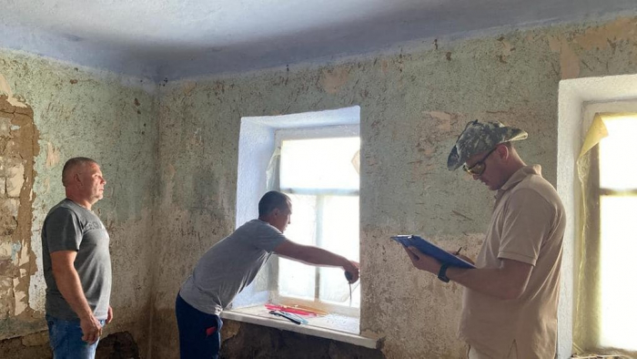 Закарпатські архітектори та інженери обстежують будівлі у Чорнобаївці, які підтопило після підриву Каховської ГЕС