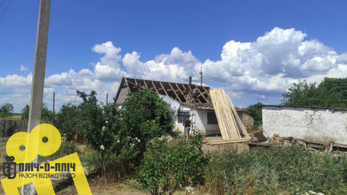 Закарпатські будівельники відновлюють зруйноване російськими обстрілами житло на Херсонщиниі