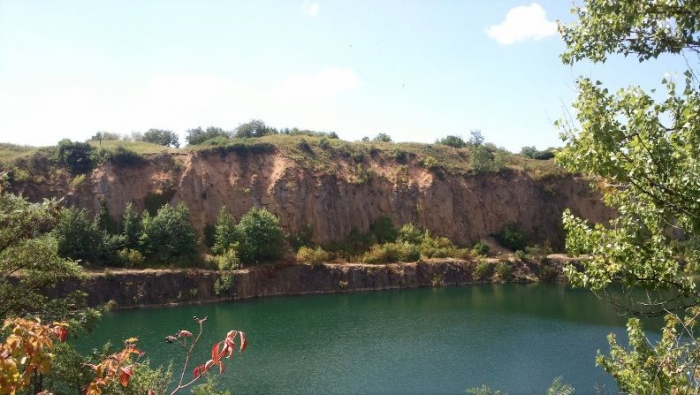 В Ужгороді шукають тіло чоловіка, що пірнув на кар'єрі у воду і зник