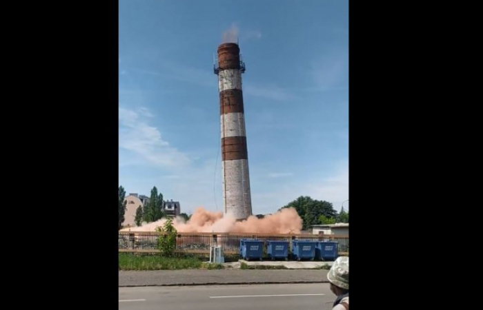З'явилось відео, як в Ужгороді підірвали стару трубу котельні (ВІДЕО)