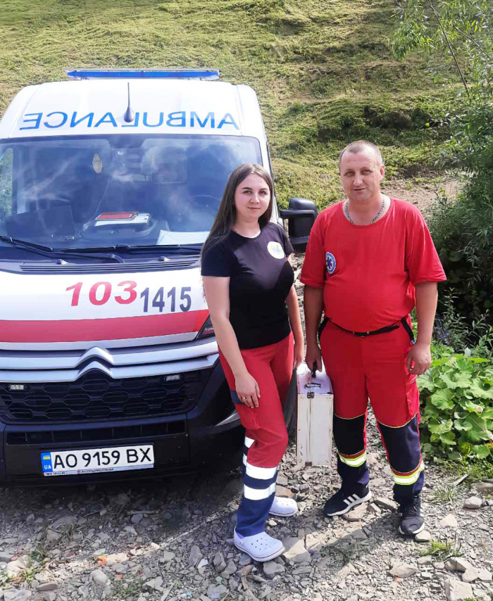 На Закарпатті 19-річного юнака під час збору чорниць укусила змія