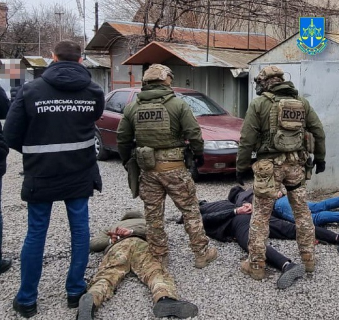 Вимагали неіснуючий борг – трьох закарпатців судитимуть за жорстокі знущання над людьми