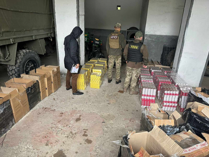 На Закарпатті правоохоронці затримали «бус», повний тютюнового контрафакту