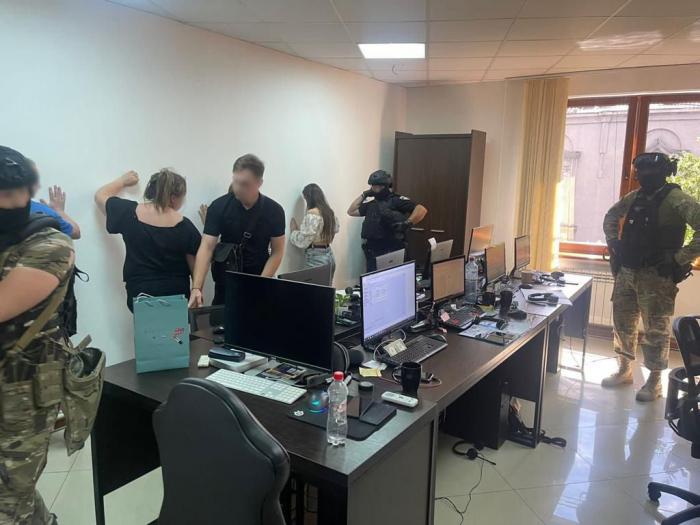 В Ужгороді викрито роботу шахрайського кол-центру зі штатом понад 20 осіб