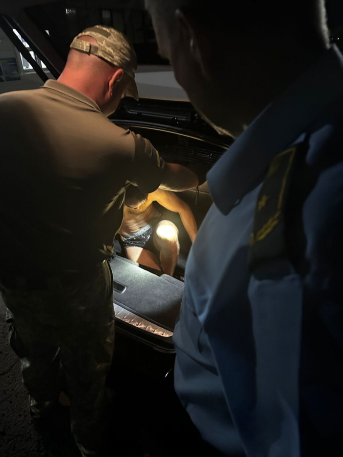 Громадянка Чехії намагалася перевезти через кордон у схованці авто українця, з яким перебуває у цивільному шлюбі