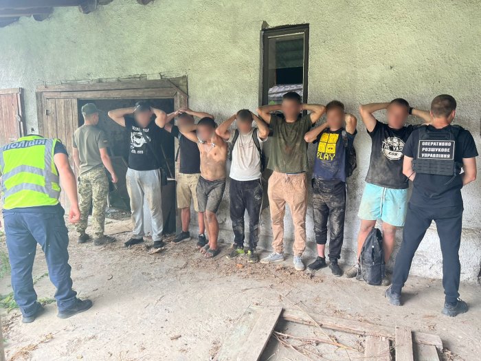 Потомилися».
Двоє «туристів» намагалися сховатися від прикордонників у багажному відсіку автобуса