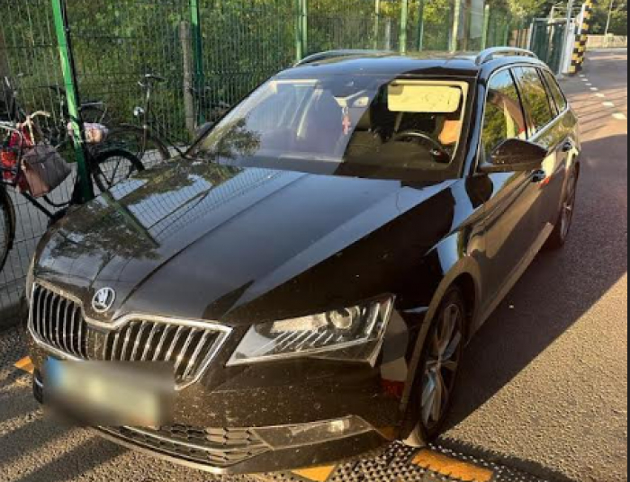 На кордоні з Угорщиною викрили співробітника чеської фірми, який підробив документи, щоб перевезти в Україну службове авто