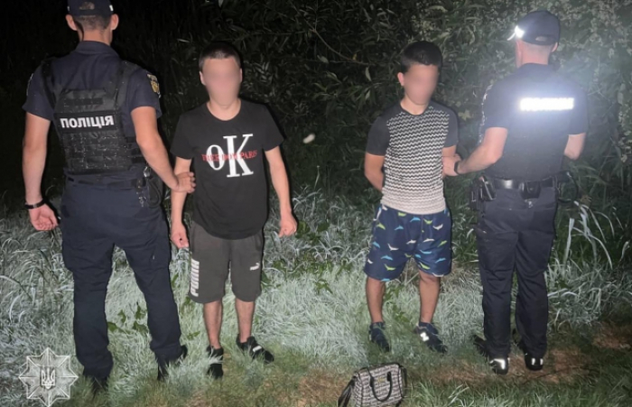 Патрульні затримали у Мукачеві тьрох грабіжників через кілька хвилин після нападу на жінку