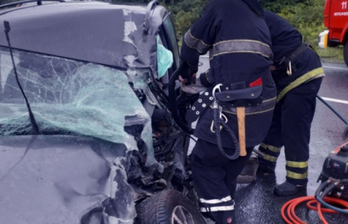 ДТП на Мукачівщині: водія затисло в авто, його вивільняли рятувальники