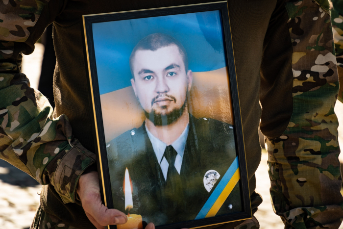 Ужгород попрощався нині зі ще одним Героєм – 26-річним лейтенантом поліції Андрієм Потічним