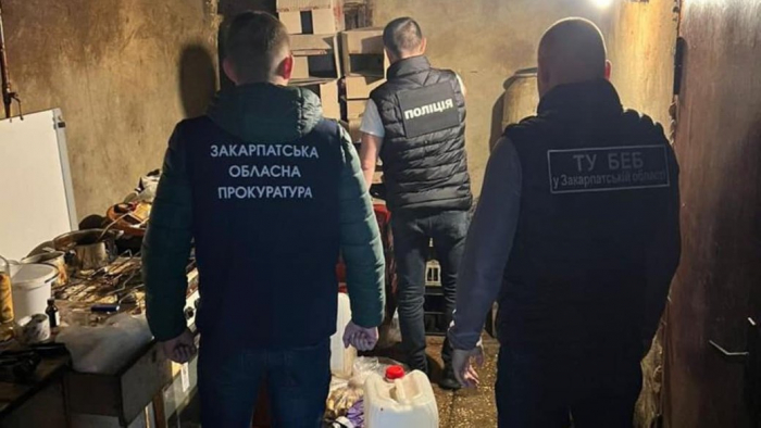 Трьох ужгородців судитимуть за підозрою у незаконному виготовленні алкогольних напоїв
