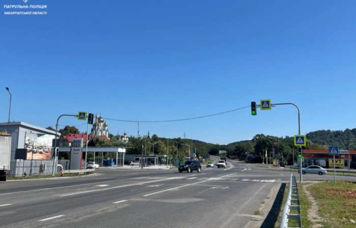 Для безпеки пішоходів: у Мукачеві на трасі "Київ-Чоп" встановили розумний світлофор