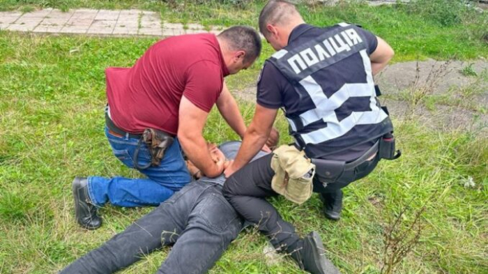 Наркоторговця-рецидивіста впіймали "на гарячому" закарпатські правоохороці