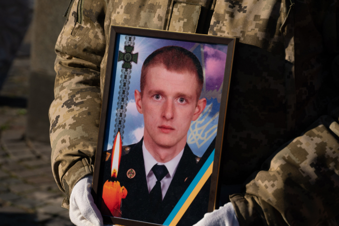 В Ужгороді відбулося прощання із загиблим захисником - 26-річним старшим сержантом Олександром Донцем