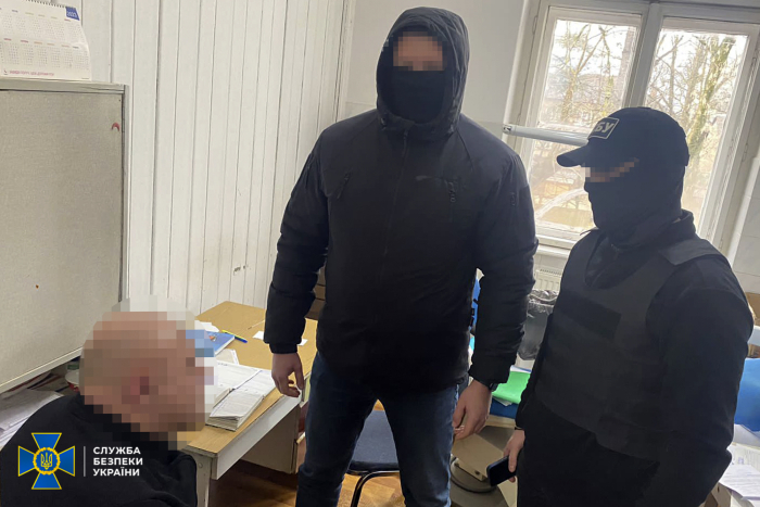 На Закарпатті СБУ затримала посадовця ВЛК, який за хабарі «списував» ухилянтів