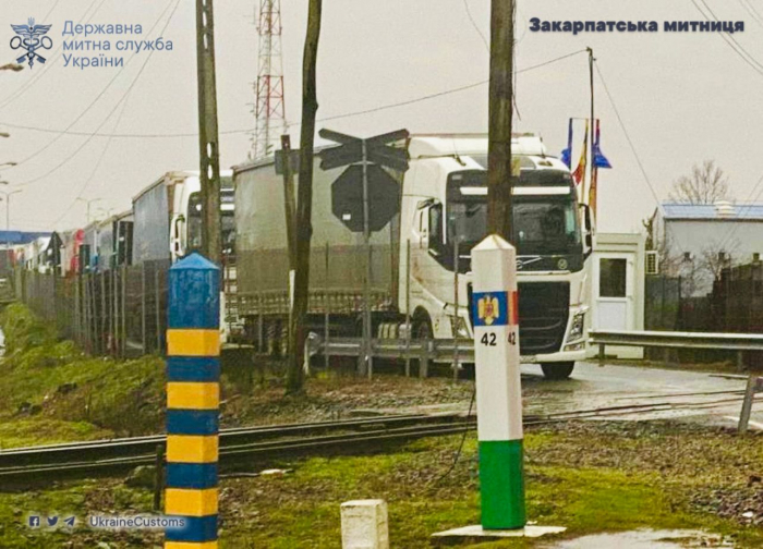 До уваги перевізників! Пункт пропуску «Халмеу-Дякове» заблоковано сільськогосподарською технікою румунських фермерів