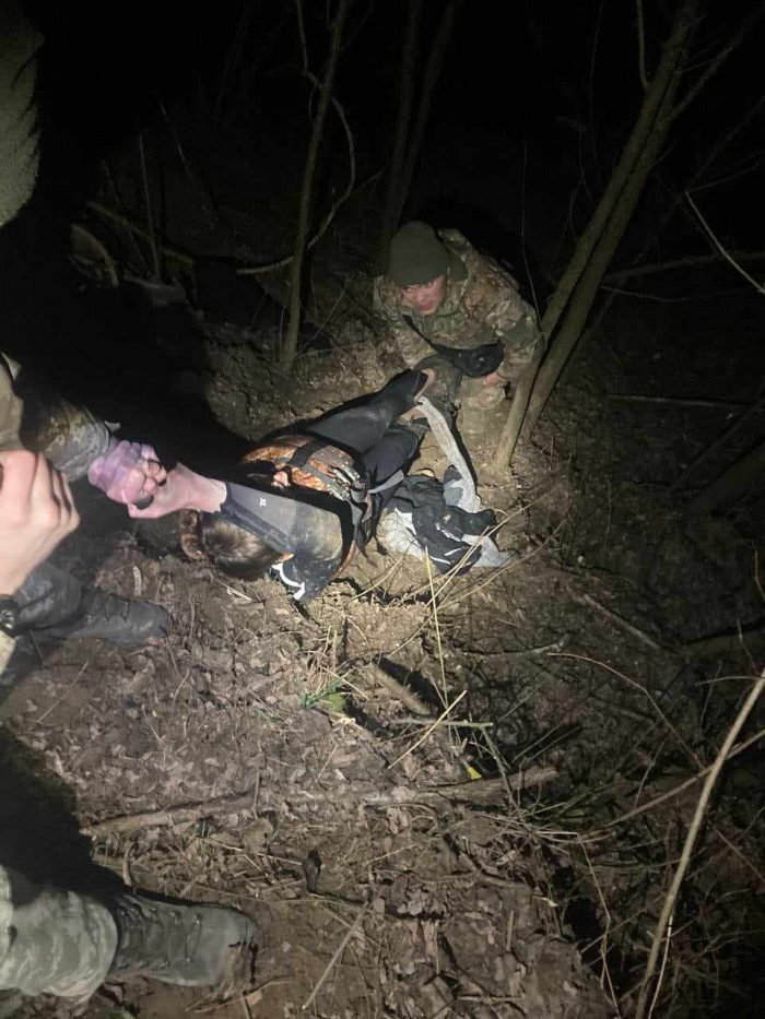 Прикордонники витягнули із крижаної Тиси напівпритомного сумчанина