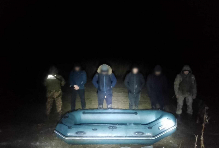 Припинено ще одну спробу незаконного перетину кордону: чоловіків з гумовим човном затримали біля кордону з Угорщиною