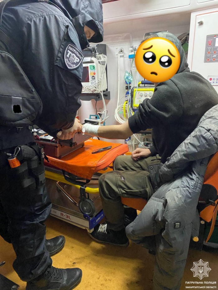 В Ужгороді патрульні завадили спробі самогубства