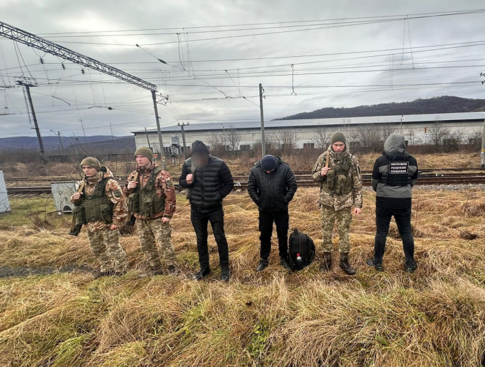 На Закарпатті при спробі незаконно перетнути кордон прикордонники затримали сімох чоловіків