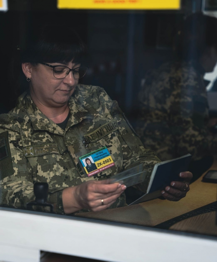 Троє чоловіків намагалися виїхали за кордон за підробленими документами
