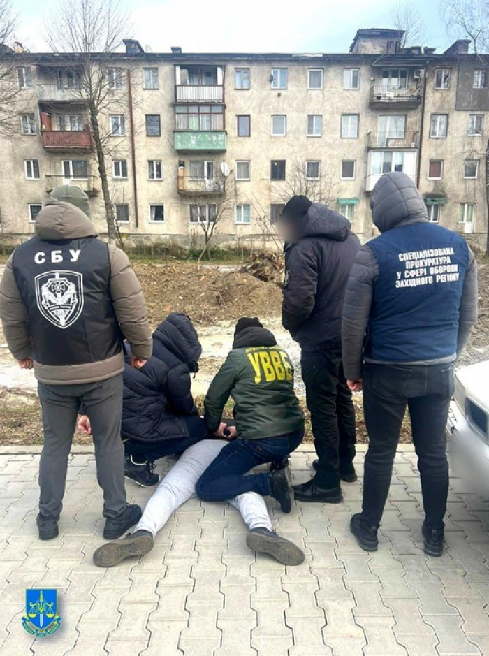 1500 доларів США за сприяння тютюновій контрабанді – на Закарпатті викрили 22-річного прикордонника